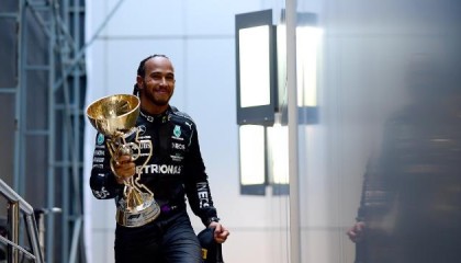 九游娱乐在线-汉密尔顿获100冠里程碑 但维斯塔潘才是最大赢家？